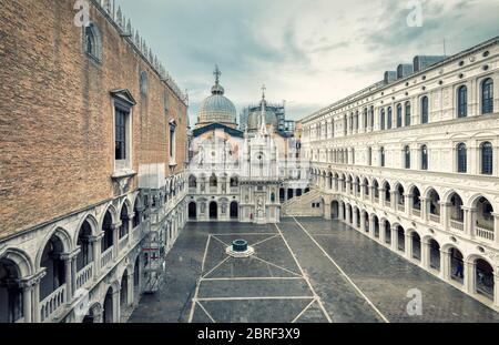 Cortile del`s Palazzo Ducale, o Palazzo Ducale, a Venezia, Italia. Palazzo Doge`s è una delle principali destinazioni turistiche di Venezia. Foto Stock