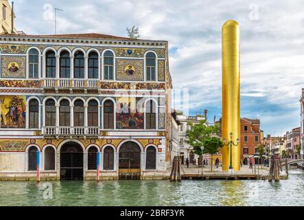 Venezia, Italia - 20 maggio 2017: Torre d'Oro di James Lee Byers nel bellissimo palazzo sul Canal Grande a Venezia. Panorama della vecchia e nuova architettura Foto Stock