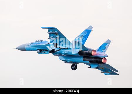 Primo piano di un'Ukraine Air Force su-27 Flanker decollo con i bruciatori di fine campo a Fairford, Inghilterra nel luglio 2018. Foto Stock