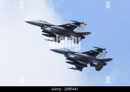 F-16 Fighting Falcon coppia su Fairford volo in Gloucestershire nel luglio 2017. Foto Stock