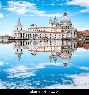 Venezia, Italia. Vista mozzafiato sulla soleggiata Venezia con specchio fantasy riflesso in acqua. Architettura storica e paesaggio di Venezia. Bella su Foto Stock
