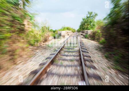 Scendendo lungo i binari del treno Bamboo a Battambang, Cambogia, Sud-est asiatico Foto Stock