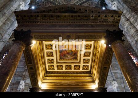 Milano - 16 maggio 2017: Interno del Duomo di Milano. Particolare del Battistero. Il Duomo di Milano è la più grande chiesa d'Italia e il Duomo di Milano è la chiesa più grande d Foto Stock