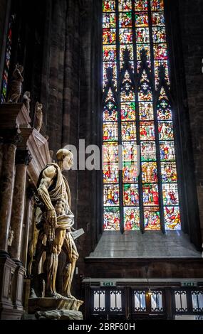 Milano - 16 maggio 2017: La statua di San Bartolomeo è raffigurata nel Duomo di Milano. La Cattedrale di Milano è la più grande chiesa di Milano Foto Stock