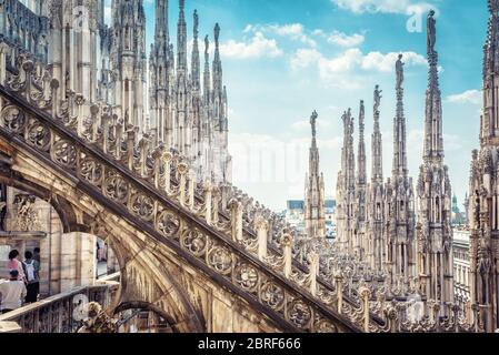 Splendida vista sul tetto del Duomo di Milano a Milano. Splendida e lussuosa cima del Duomo di Milano con file di pinnacoli gotici sul Th Foto Stock