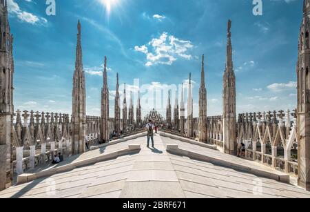 La gente visita il tetto della Cattedrale di Milano, Italia. Il Duomo di Milano è la principale attrazione turistica di Milano. Splendida vista panoramica di Go Foto Stock