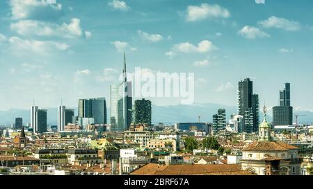 Skyline di Milano con grattacieli del quartiere degli affari di Porto nuovo, Italia. Vista panoramica di Milano in una giornata di sole dall'alto. Bellissimo panorama di Milano Foto Stock