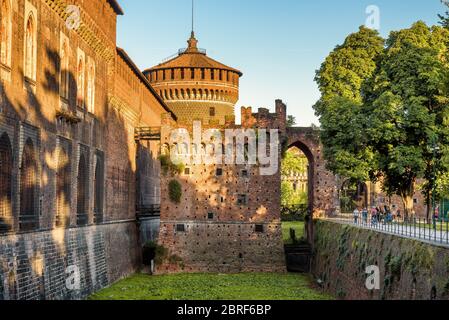 Castello Sforzesco A Milano. Questo castello fu costruito nel 15th secolo da Francesco Sforza, Duca di Milano. Foto Stock