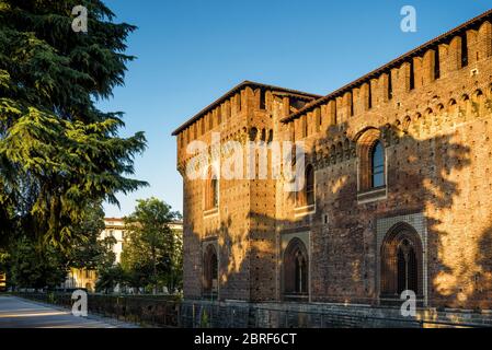 Castello Sforzesco A Milano. Questo castello fu costruito nel 15th secolo da Francesco Sforza, Duca di Milano. Foto Stock