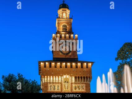 Castello Sforzesco e bella fontana di notte, Milano, Italia. Il castello fu costruito da Sforza, duca di Milano. E' un famoso punto di riferimento di Milano. Arco vecchio Foto Stock