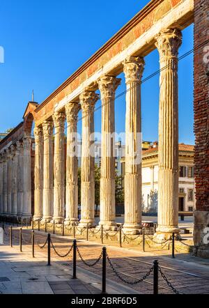 Colonne di San Lorenzo, Milano, Italia. E' una delle principali attrazioni turistiche di Milano. Antiche rovine romane al tramonto. Architettura antica nel Foto Stock