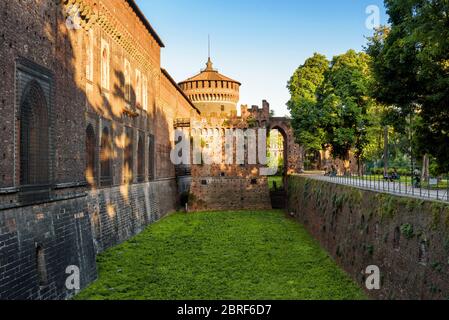 Castello Sforzesco A Milano. Questo castello fu costruito nel 15th secolo da Francesco Sforza, Duca di Milano. Foto Stock