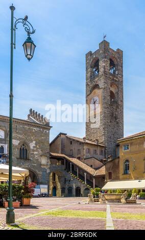 Piazza Vecchia in Città alta, Bergamo, Italia. Antica architettura della Città Vecchia o della Città alta di Bergamo. Campanile medievale con orologio nel vecchio Foto Stock