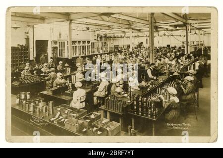 Cartolina WW1 di operai di fabbrica femminili che fanno i cuscinetti a sfere, lavori di Hoffman, Essex circa 1916 Foto Stock