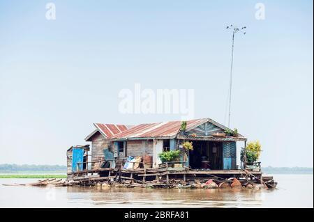 Casa galleggiante al villaggio galleggiante Kompong Luong. Krakor, Cambogia, Sud-est asiatico Foto Stock