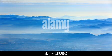 Paesaggio con nebbia mattutina in valle di montagna blu. Montagne di Tatra bassa in Slovacchia Foto Stock