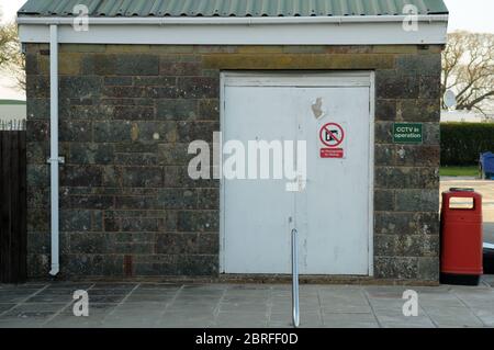 Nessun segno di fotografia o ripresa accanto all'accesso CCTV lato di un piccolo edificio in pietra Foto Stock