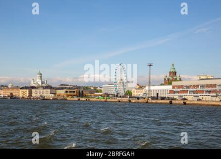 Vista panoramica di Helsinki con la Cattedrale di San Nicola, Piazza del mercato, la Cattedrale Ortodossa dell'Assunzione e la ruota panoramica sulla baia. Hel Foto Stock