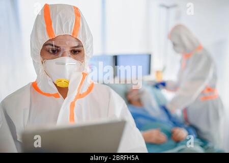 Medici con tute protettive in ospedale, concetto di coronavirus. Foto Stock