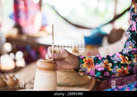 Primo piano di una pentola di argilla che è fatta su una ruota di ceramica. Provincia di Kampong Chhnang, Cambogia, Sud-est asiatico Foto Stock