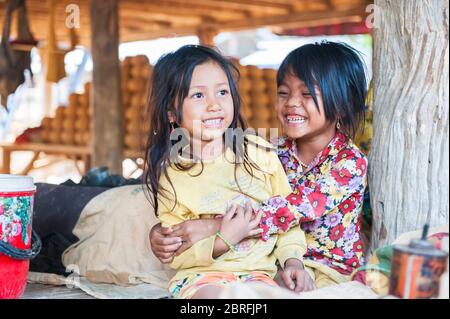 Due ragazze che ridono insieme. Provincia di Kampong Chhnang, Cambogia, Sud-est asiatico Foto Stock