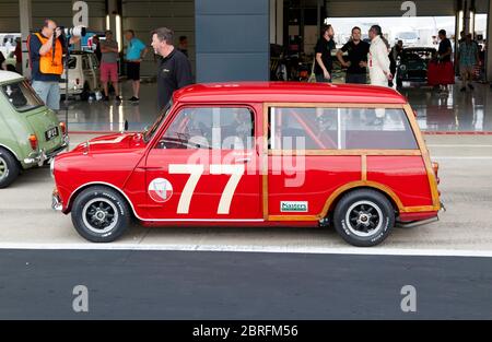 Mark Burnet, nella sua Red, 1964, Austin Mini Countryman in attesa del via delle Qualifiche, per il Mini Celebration Trophy Foto Stock