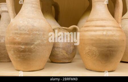 Malaga, Spagna - 21 settembre 2018: Oggetti di terracotta domestici semplici utilizzati in epoca medievale. Museo di Malaga, Spagna Foto Stock