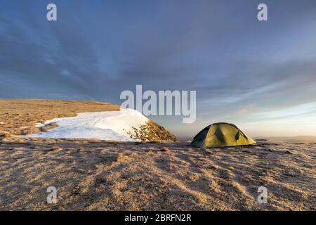 Wild Camping su una Frosty mattina invernale, Helvellyn Range, Lake District, Cumbria, Regno Unito Foto Stock