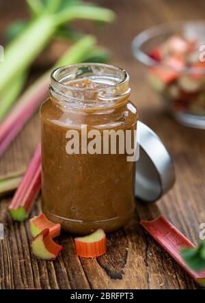 Rhubarb Jam su un vecchio tavolo di legno come dettaglio primo piano (fuoco selettivo) Foto Stock