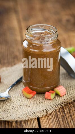Rhubarb Jam su un vecchio tavolo di legno come dettaglio primo piano (fuoco selettivo) Foto Stock
