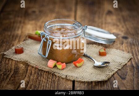 Rhubarb Jam su un vecchio tavolo di legno come dettaglio primo piano (fuoco selettivo) Foto Stock