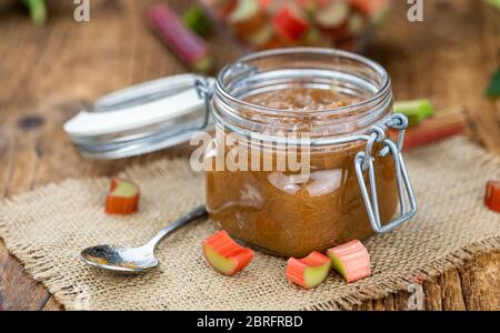 Rhubarb Jam su un vecchio tavolo di legno come dettaglio primo piano (fuoco selettivo) Foto Stock