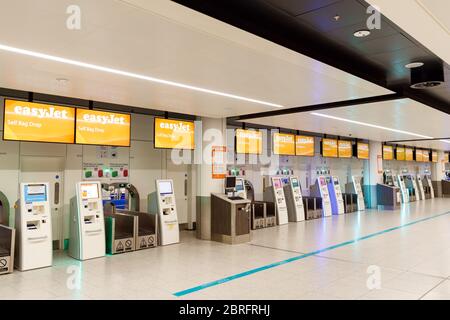 Aeroporto di Gatwick e i banchi di check-in EasyJet vuoti Foto Stock