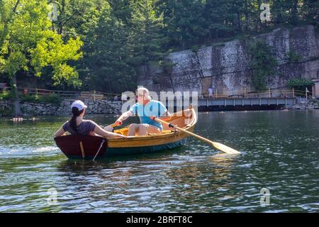 New Paltz, New York - 22 giugno 2014: Una giovane coppia naviga in una barca a remi nel lago Mohonk, un hotel in stile vittoriano situato nelle Shawangunk Mountains. Foto Stock