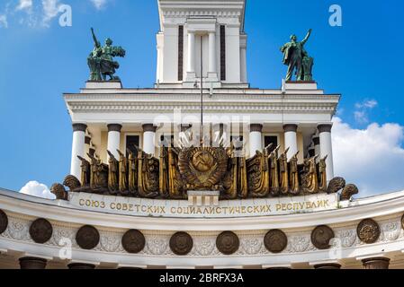 Architettura sovietica antica nel parco VDNKh (Mostra dei risultati dell'economia nazionale). Particolare del padiglione principale. Foto Stock