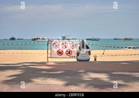 Restrizione COVID. Blocco del coronavirus. Pattaya Beach insegna che non c'è nuoto, non c'è alcool, non c'è sole, non ci sono amici, non c'è bevande. Thailandia, Foto Stock