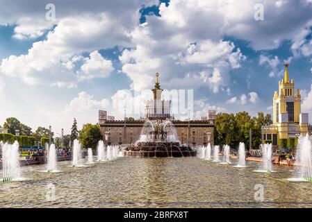 La fontana di pietra fiore in mostra dei risultati di economia nazionale (VDNKh). Questa fontana fu costruita nel 1954. Foto Stock