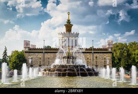 La Fontana dei fiori di pietra nel Centro Espositivo All-Russia (VDNKh). Questa fontana fu costruita nel 1954. Foto Stock