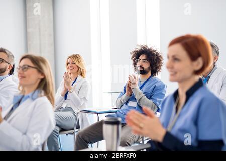 Gruppo di medici che ascoltano la presentazione sulla conferenza medica. Foto Stock