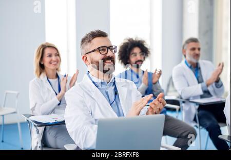 Gruppo di medici che ascoltano la presentazione sulla conferenza medica. Foto Stock