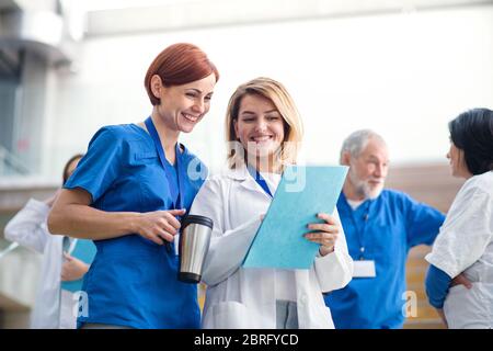 Gruppo di medici in conferenza medica, parlando. Foto Stock