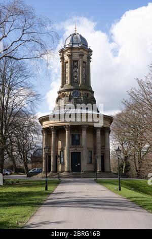 Saltaire United Reformed Church, Saltaire United Reformed Church with White Clouds and Blue Sky in the background, Shipley, West Yorkshire, UK. Foto Stock