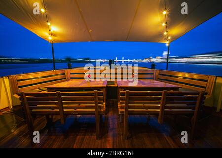 Vista da poppa della storica nave da festa sul fiume IJssel vicino Kampen, overijssel. Marziem vela colpo di barca in cielo blu mentre navigando Foto Stock