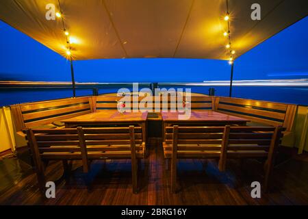 Vista da poppa della storica nave da festa sul fiume IJssel vicino Kampen, overijssel. Marziem vela colpo di barca in cielo blu mentre navigando Foto Stock