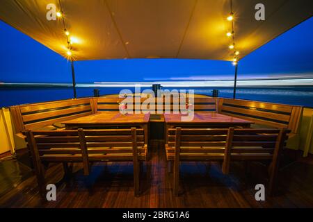 Vista da poppa della storica nave da festa sul fiume IJssel vicino Kampen, overijssel. Marziem vela colpo di barca in cielo blu mentre navigando Foto Stock