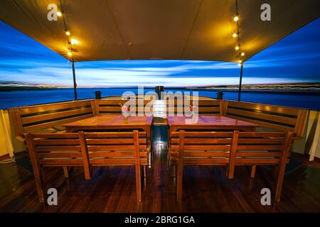 Vista da poppa della storica nave da festa sul fiume IJssel vicino Kampen, overijssel. Marziem vela colpo di barca in cielo blu mentre navigando Foto Stock