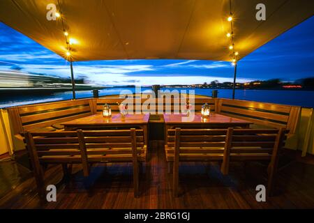 Vista da poppa della storica nave da festa sul fiume IJssel vicino Kampen, overijssel. Marziem vela colpo di barca in cielo blu mentre navigando Foto Stock