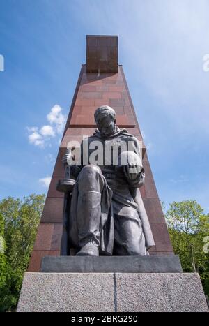 Statua del soldato sovietico inginocchiato al memoriale di guerra sovietico, Treptower Park, Berlino Germania Foto Stock