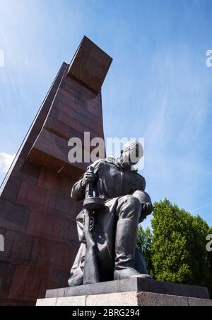 Statua del soldato sovietico inginocchiato al memoriale di guerra sovietico, Treptower Park, Berlino Germania Foto Stock