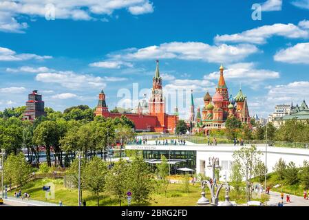 Mosca - 17 giugno 2018: Panorama panoramico del Parco Zaryadye che si affaccia sulla Cattedrale di San Basilio e sul Cremlino di Mosca durante la Coppa del mondo FIFA, Russia. Bellissima Foto Stock